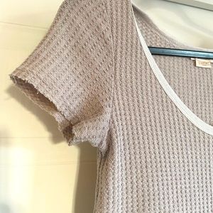 The Hanger Waffle Knit Weave V-neck short sleeve Tee size L